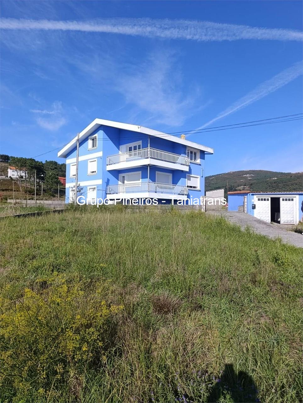 Foto 1 CASA AZUL CON HERMOSAS VISTAS EN LARIÑO - OPORTUNIDAD