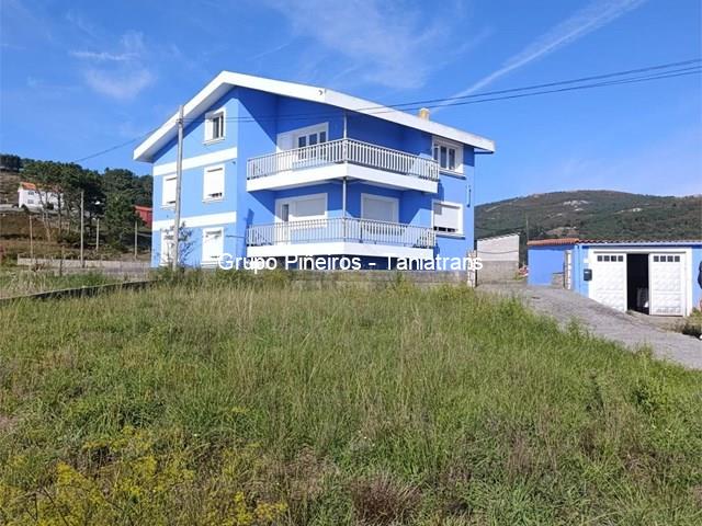 CASA AZUL CON HERMOSAS VISTAS EN LARIÑO - OPORTUNIDAD - Carnota