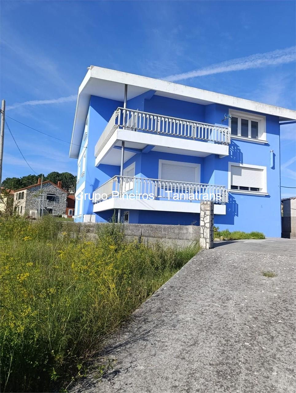 Foto 2 CASA AZUL CON HERMOSAS VISTAS EN LARIÑO - OPORTUNIDAD