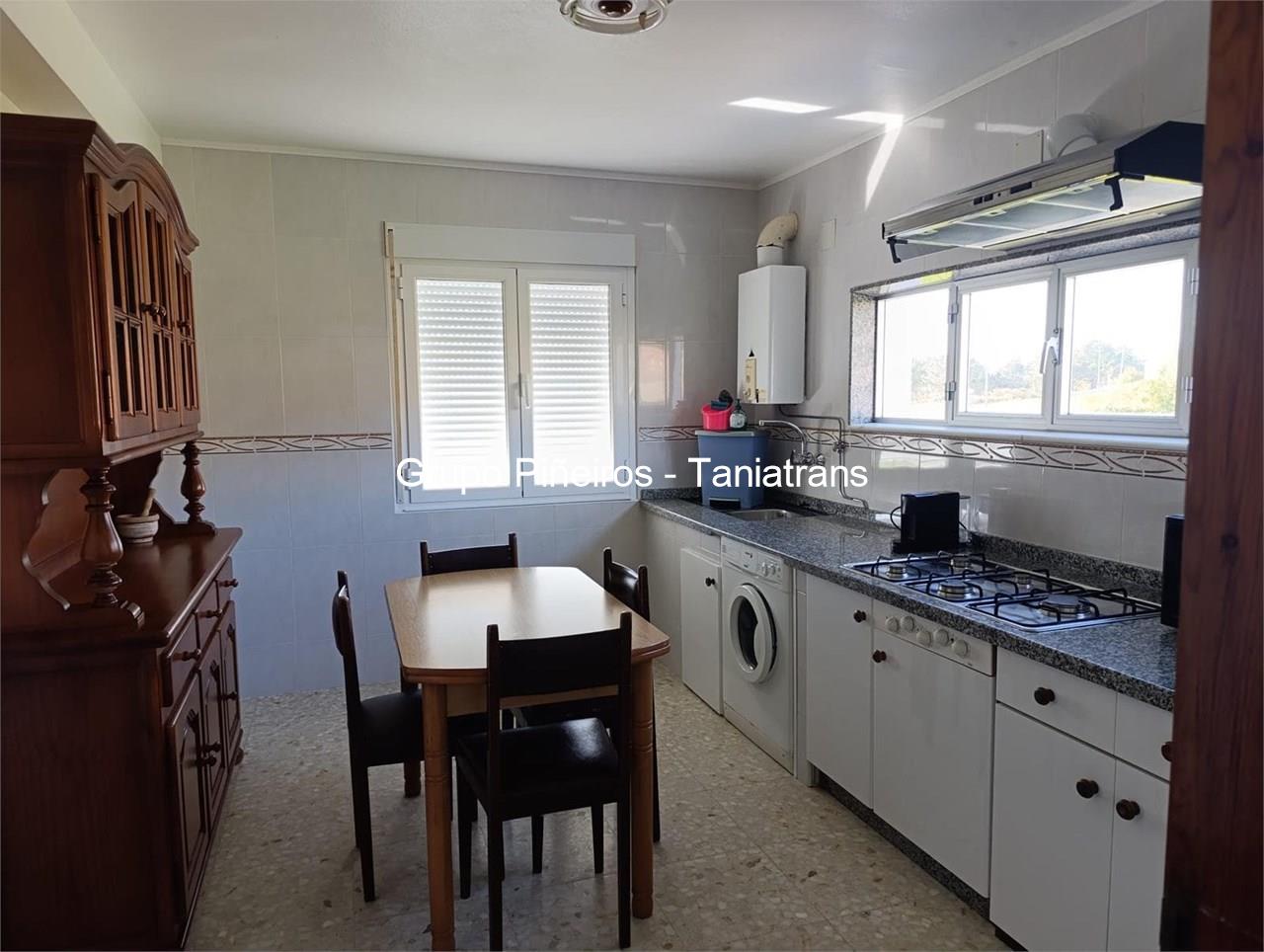 Foto 5 CASA AZUL CON HERMOSAS VISTAS EN LARIÑO - OPORTUNIDAD