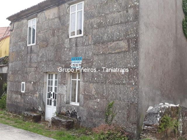 Casa de piedra y pequeña huerta. - Carnota