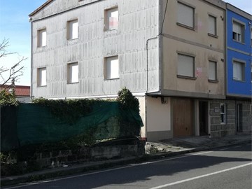Edificio de dos plantas en Louro - Muros